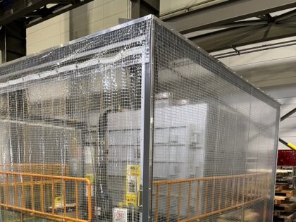 工場内の防塵対策としてのシートシャッター設置｜近畿 工場・建屋工事・メンテンナンスセンター