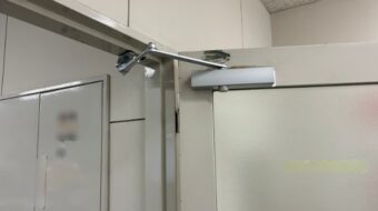 【インボイス対応】ドアクローザー取替工事｜近畿 工場・建屋工事・メンテンナンスセンター