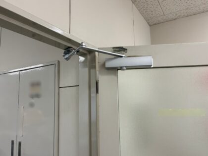 【インボイス対応】ドアクローザー取替工事｜近畿 工場・建屋工事・メンテンナンスセンター