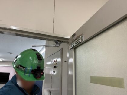 【インボイス対応】ドアクローザー取替工事｜近畿 工場・建屋工事・メンテンナンスセンター