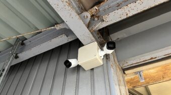 工場出入口の安全を守る監視カメラ設置工事｜近畿 工場・建屋工事・メンテンナンスセンター