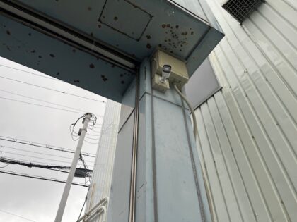 工場出入口の安全を守る監視カメラ設置工事｜近畿 工場・建屋工事・メンテンナンスセンター