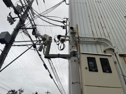 工場出入口の安全を守る監視カメラ設置工事｜近畿 工場・建屋工事・メンテンナンスセンター