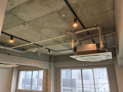 カフェの新規出店に伴う、照明器具設置工事｜近畿 工場・建屋工事・メンテンナンスセンター