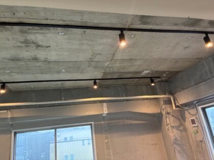 カフェの新規出店に伴う、照明器具設置工事｜近畿 工場・建屋工事・メンテンナンスセンター