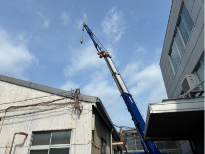 工場の屋上に設置されたルーフファンの取り換え工事｜近畿 工場・建屋工事・メンテンナンスセンター