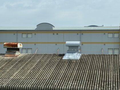 工場の屋上に設置されたルーフファンの取り換え工事｜近畿 工場・建屋工事・メンテンナンスセンター