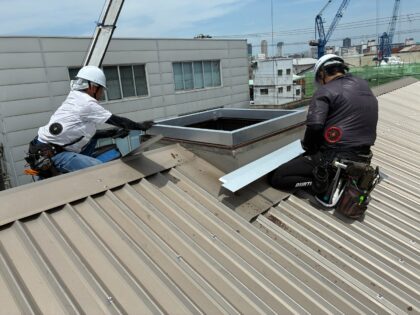 工場の屋上に設置されたルーフファンの取り換え工事｜近畿 工場・建屋工事・メンテンナンスセンター