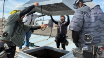 工場の屋上に設置されたルーフファンの取り換え工事｜近畿 工場・建屋工事・メンテンナンスセンター