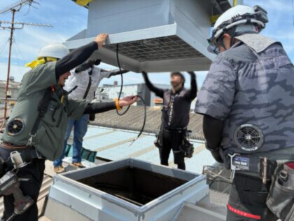 工場の屋上に設置されたルーフファンの取り換え工事｜近畿 工場・建屋工事・メンテンナンスセンター