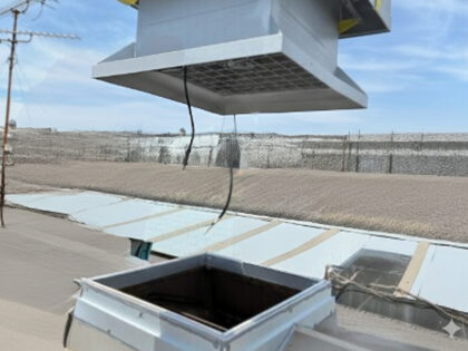 工場の屋上に設置されたルーフファンの取り換え工事｜近畿 工場・建屋工事・メンテンナンスセンター