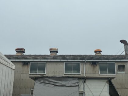 工場の屋上に設置されたルーフファンの取り換え工事｜近畿 工場・建屋工事・メンテンナンスセンター