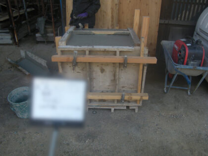 市道電光掲示板設置工事｜高所作業車による電光表示板設置・道路舗装復旧施工事｜近畿 工場・建屋工事・メンテンナンスセンター