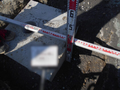 市道電光掲示板設置工事｜高所作業車による電光表示板設置・道路舗装復旧施工事｜近畿 工場・建屋工事・メンテンナンスセンター