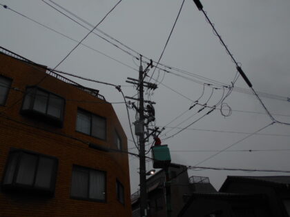 保育所の高圧ケーブル更新工事｜関西電力との調整・高所作業車による高圧受電設備更新施工事｜近畿 工場・建屋工事・メンテンナンスセンター