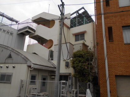 保育所の高圧ケーブル更新工事｜関西電力との調整・高所作業車による高圧受電設備更新施工事｜近畿 工場・建屋工事・メンテンナンスセンター