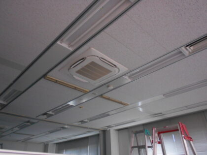 商工会議所の空調設備改修工事｜業務用エアコン更新（5馬力15台ほか導入）｜近畿 工場・建屋工事・メンテンナンスセンター