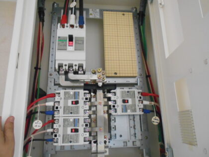 市立幼稚園の空調電源設備設置工事｜空調対応・短期間2日で安全施工｜近畿 工場・建屋工事・メンテナンスセンター