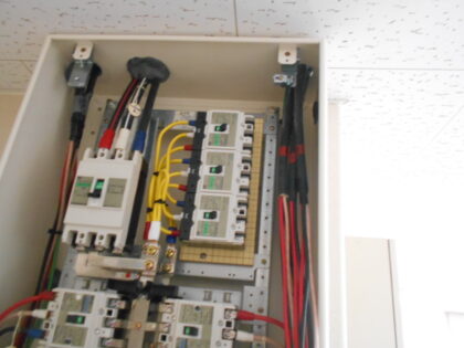 市立幼稚園の空調電源設備設置工事｜空調対応・短期間2日で安全施工｜近畿 工場・建屋工事・メンテナンスセンター